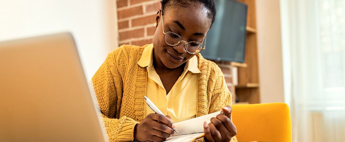 Image d’une femme qui prend des notes.